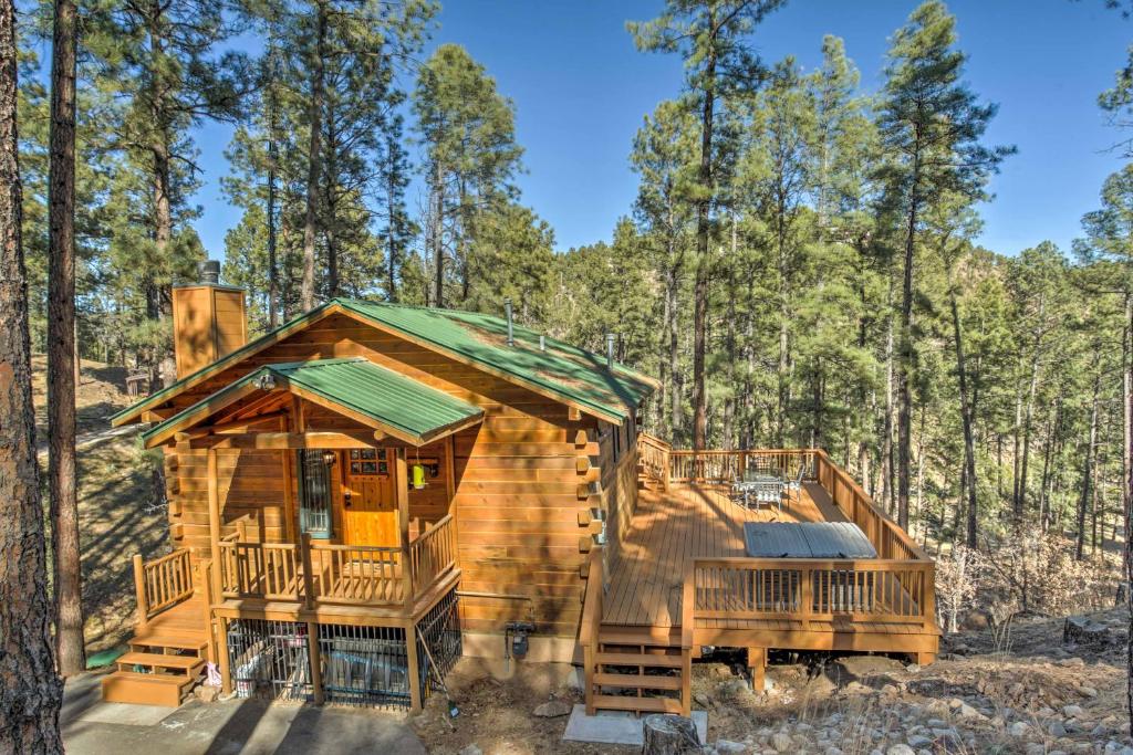 Secluded The Lincoln Cabin with Hot Tub and 3 Decks!